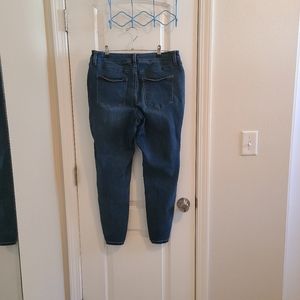High wasted jeans with fringed ankles